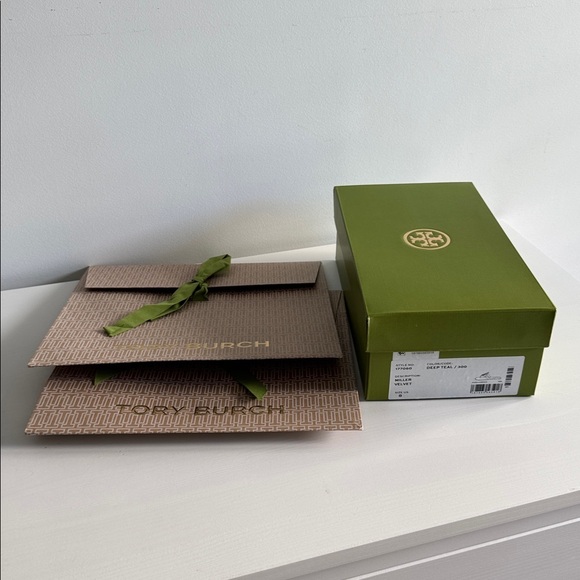 Tory Burch Brown Gift Bags with Green Ribbon and Shoe Box (3) - Picture 2 of 12